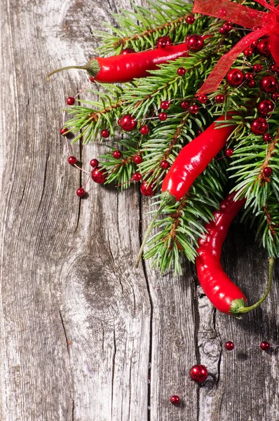 Arbre de Noël et piments rouges — Photo