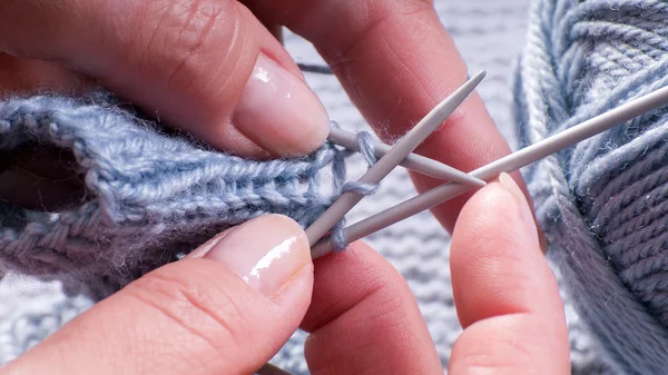 編み物の手 ロイヤリティフリーのストック画像