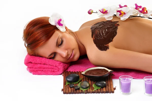 Vrouw genieten van een chocolade schoonheidsbehandeling direct op de health spa — Stockfoto