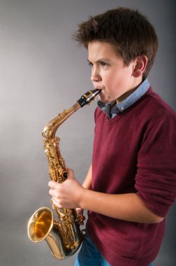 genç kızla alto saksafon