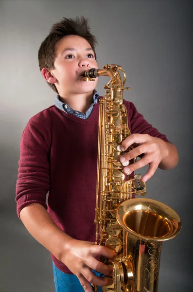 Teenager with alto sax — Stock Photo, Image