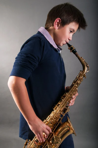 Teenager with alto sax — Stock Photo, Image