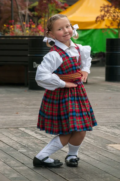 La danseuse en costume traditionnel letton — Photo
