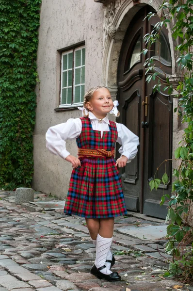 A menina dançando em terno tradicional letão — Fotografia de Stock