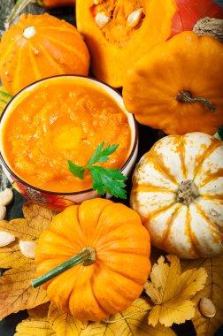 kabaklar ve çorba ile ahşap arka plan. kopya alanı