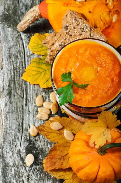 Fondo de madera con calabazas y sopa. Copiar espacio —  Fotos de Stock