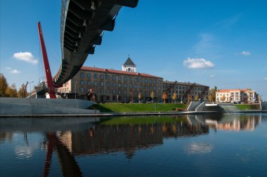 Askılı yaya köprüsü