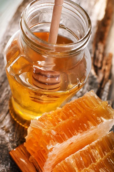 Соты и мед — стоковое фото