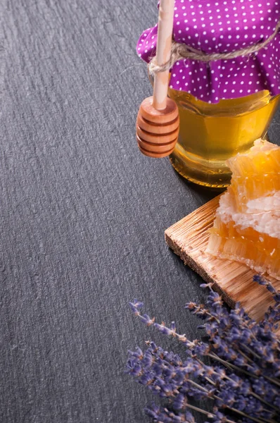 Miele di lavanda sulla lavagna con spazio per copiare — Foto Stock