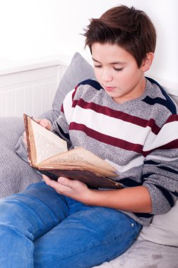 Çocuk kitap okuyor.