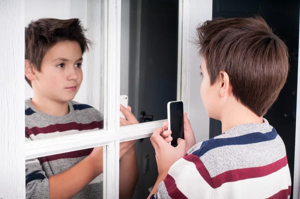 Jongen nemen selfie — Stockfoto