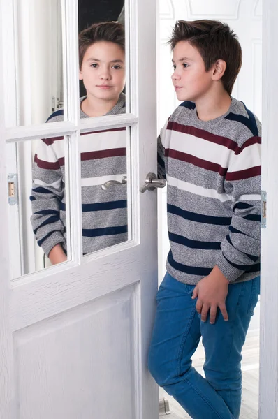 Boy posing in front of mirror — Stock Photo, Image