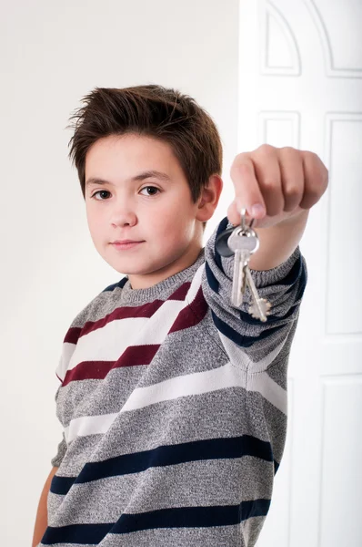 Boy showing a house key — Stock Photo, Image