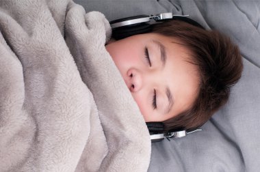 Kulaklık güzel bir uyku genç portresi