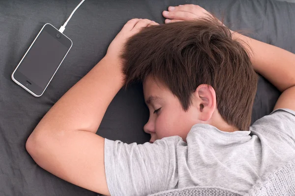 Telefon ile uyuyan çocuk