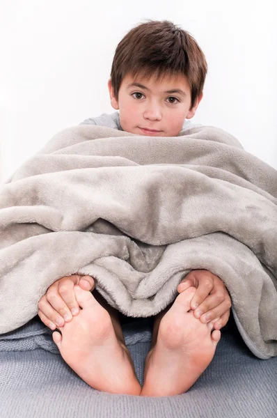 Niño bajo cuadros — Foto de Stock