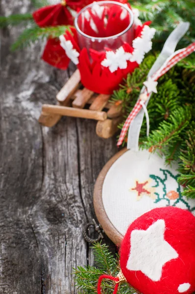 Vánoční dřevěné pozadí s kožený míč — Stock fotografie