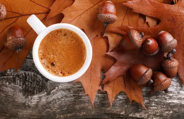 Fondo de madera con café de bellotas — Foto de Stock