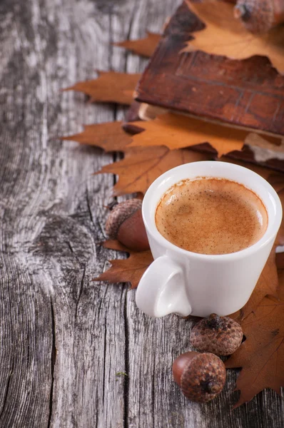 Trä bakgrund med kaffe från ekollon — Stockfoto
