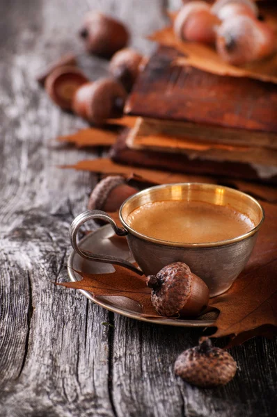 Fondo de madera con café de bellotas — Foto de Stock