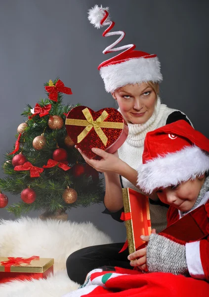 Mãe e filho com presentes de Natal — Fotografia de Stock