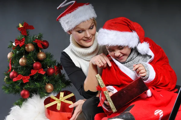 Mãe e filho com presentes de Natal — Fotografia de Stock