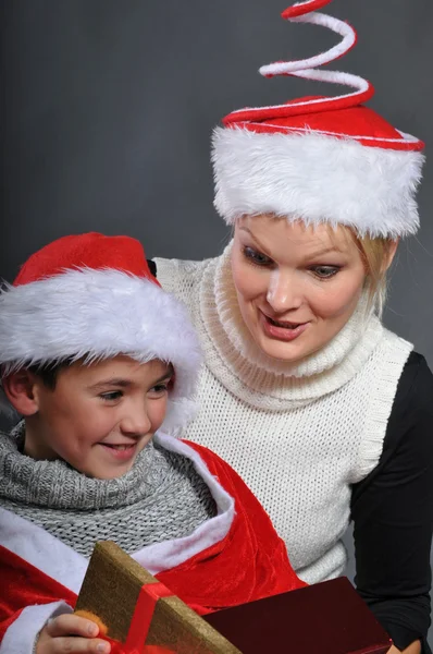 Mãe e filho com presentes de Natal — Fotografia de Stock