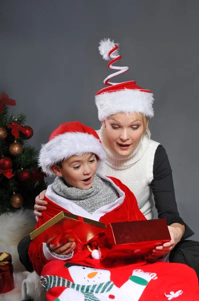 Mãe e filho com presentes de Natal — Fotografia de Stock