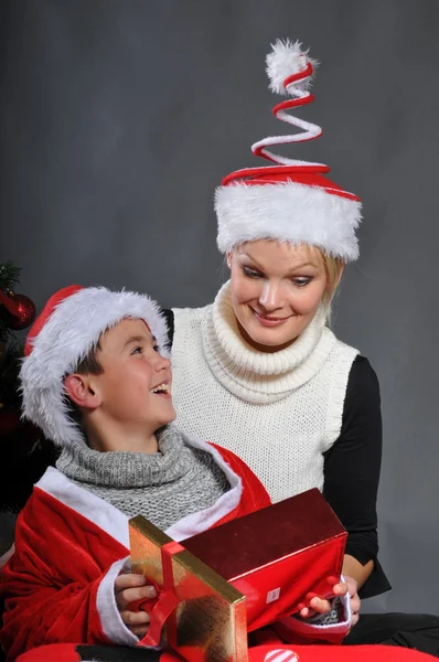 Mãe e filho com presentes de Natal — Fotografia de Stock