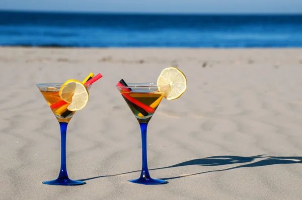 Dos cócteles de martini en la playa — Foto de Stock