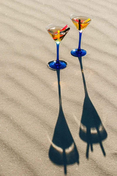 Twee martini cocktail op het strand — Stockfoto