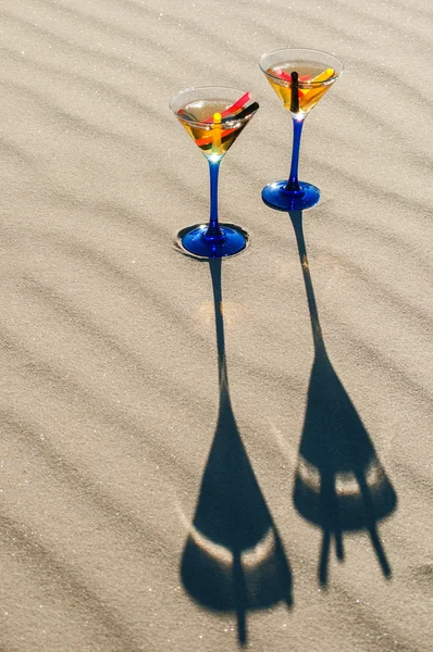 Dos cócteles de martini en la playa — Foto de Stock