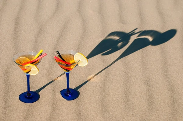 Dos cócteles de martini en la playa — Foto de Stock