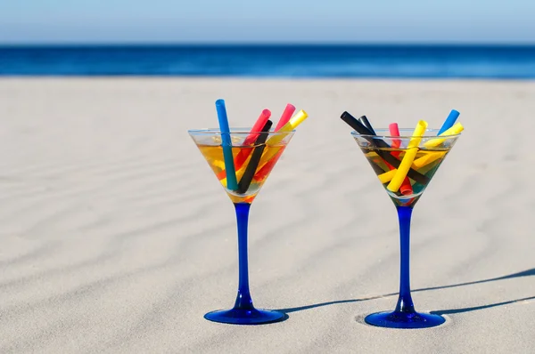 Два коктейля мартини на пляже — стоковое фото