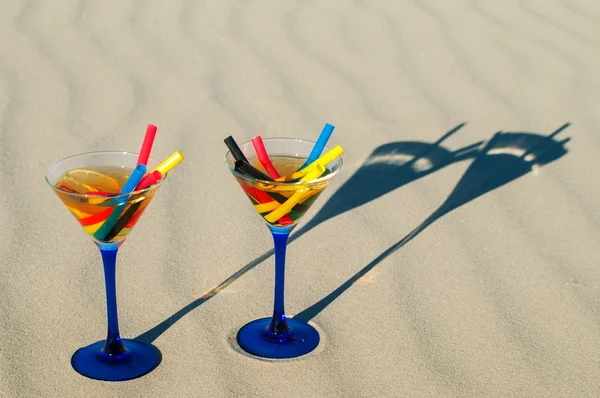 Twee martini cocktail op het strand — Stockfoto