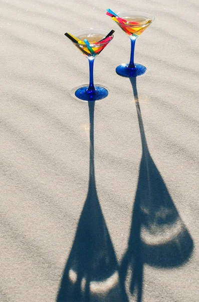 Twee martini cocktail op het strand — Stockfoto
