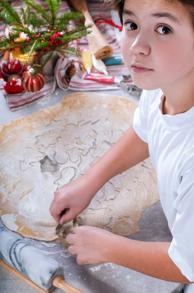 Pojken förbereder xmas cookies — Stockfoto