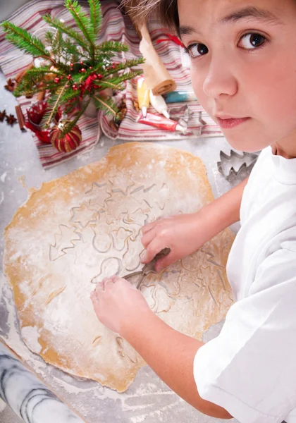 El niño preparando galletas de Navidad — Foto de Stock