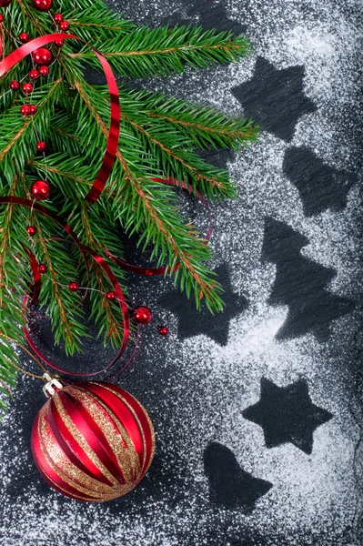 Planche à découper pierreuse noire avec sapin de Noël et repas — Photo