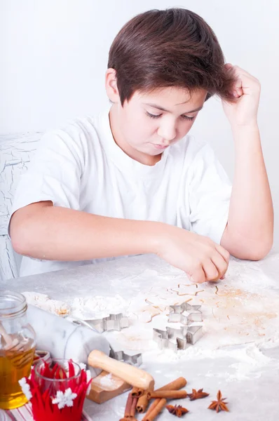 Pojken förbereder xmas cookies — Stockfoto