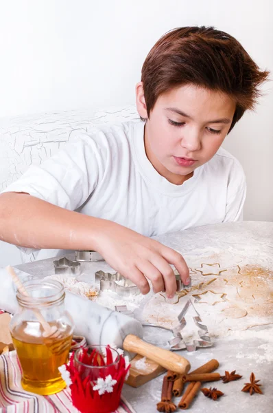 Pojken förbereder xmas cookies — Stockfoto