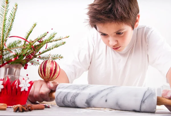 Chłopak przygotowuje xmas ciasteczka — Zdjęcie stockowe