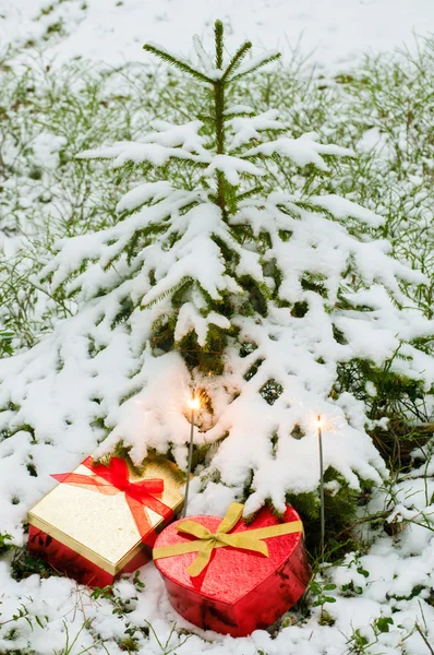 Gåvor under julgranen — Stockfoto