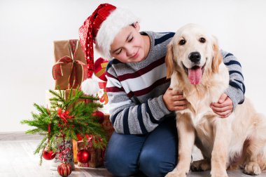 Çocuk boyun yavru kucaklayan