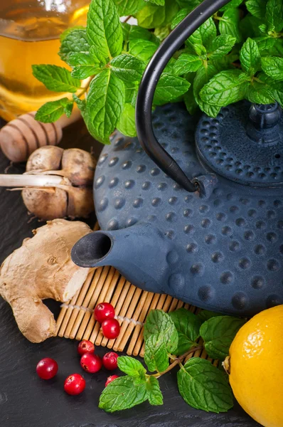 Peppermint tea with lemon and honey — Stock Photo, Image