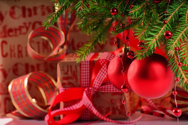 Boules et cadeaux de Noël — Photo