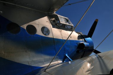 Uçak çift kanatlı