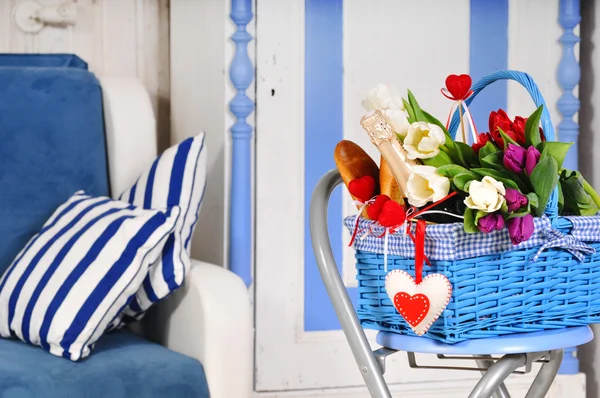 Sepet çiçek ve şampanya ile