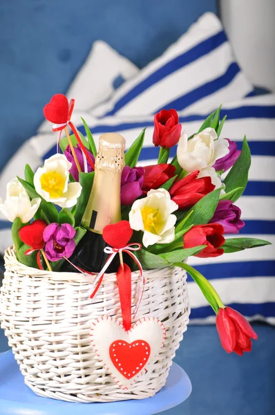 Cesta con flores y champán — Foto de Stock