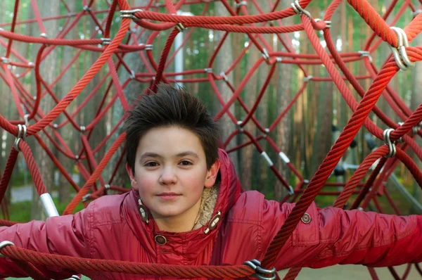 Мальчик на детской площадке в парке — стоковое фото